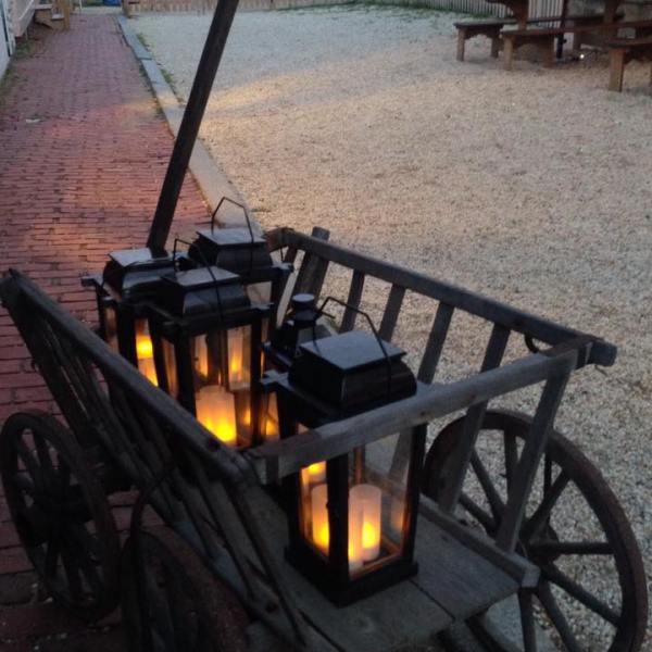 A wagon carrying two lanterns